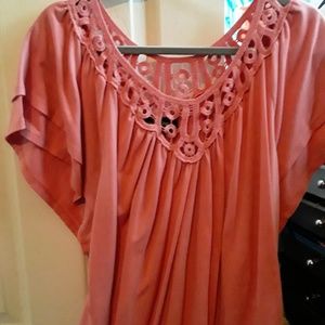 Peach T-shirt with decorative edging & banded hem